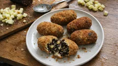Croquetas de morcilla y manzana: cremosas por dentro y crujientes por fuera