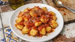 Patatas bravas de Chicote en casa: salsa brava intensa y patata crujiente