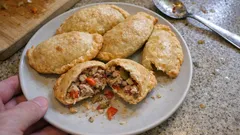Empanadas de atún y verduras al horno: doradas, crujientes y con relleno jugoso