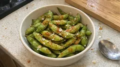 Edamame en 5 minutos: hervido y con sal en escamas (queda perfecto)