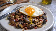 Setas salteadas con ajo y jamón serrano con huevo frito: cena fácil en 30 minutos