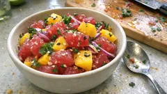 Ceviche de atún con mango: fresco, ligero y listo tras una hora de marinado