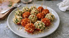 Bolas de queso y tomate cherry: aperitivo frío que puedes dejar hecho con antelación