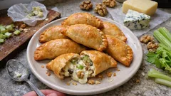 Empanadas de roquefort, apio y nueces: cremosas por dentro y listas en 15 minutos