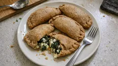Empanadas integrales de verduras al horno: masa fácil y relleno cremoso de acelga