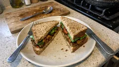 Sándwich vegano de tempeh marinado: fácil, saciante y con un toque oriental