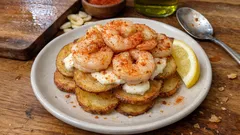 Patatas arrieras con alioli y gambas al ajillo: tapa andaluza fácil en casa