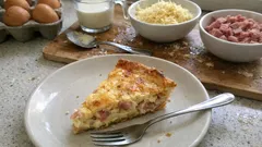 Quiche de jamón y queso con masa casera: cremosa, dorada y perfecta para dejar hecha