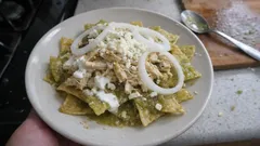 Chilaquiles verdes con pollo: crujientes, con salsa de tomatillo y listos en poco