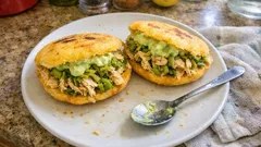 Arepas de pollo y aguacate: crujientes por fuera y con relleno cremoso por dentro