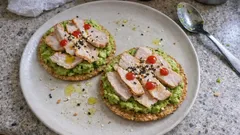 Tostadas de aguacate y pavo en 10 minutos: crujientes, cremosas y con un toque picante