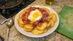 Patatas al pelotón (o al montón): la tapa cordobesa con huevo y jamón, paso a paso