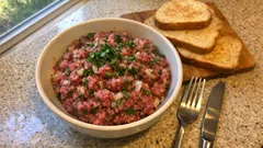 Crudo chileno (bistec alemán): untable cítrico y listo tras 1 hora de frío