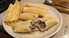 Tamales de frijoles caseros: tiernos, cremosos y hechos al vapor paso a paso