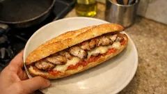 Bocadillo de lomo adobado con queso: crujiente, jugoso y listo en minutos