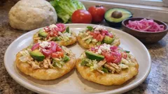 Salbutes de pollo al estilo yucateco: tortillas infladas y crujientes con cebolla encurtida