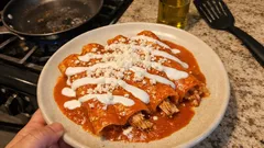 Enchiladas de nata con pollo: salsa de guajillo cremosa y paso a paso fácil