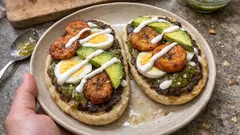 Memelas mexicanas en comal: masa de maíz tierna con frijoles y salsa verde