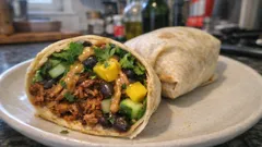 Burritos veganos de jackfruit estilo jerk con mango y salsa de cacahuete