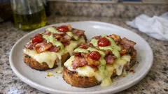 Tostas gratinadas de bacon y queso con mayonesa de curry verde, listas en 10 minutos