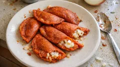 Enchiladas potosinas caseras: masa con chile ancho y relleno de queso, bien crujientes