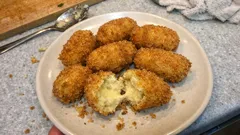 Croquetas de queso fresco y patata: sin bechamel, cremosas por dentro y crujientes