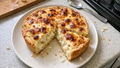 Tarta salada de coliflor con salsa blanca: cremosa por dentro y dorada por fuera