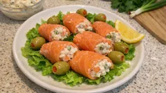 Rollitos de salmón ahumado rellenos de ensaladilla: el aperitivo frío que haces en 10 minutos