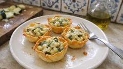 Canastitas de calabacín al horno con salsa blanca rápida: crujientes y jugosas