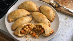 Empanadas veganas al horno con garbanzos y verduras: doradas y muy fáciles