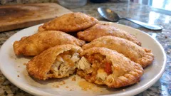 Empanadillas de bacalao caseras: masa rápida y relleno de cebolla con pimentón