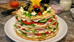 Torre de panqueques navideña: pastel frío salado por capas, listo con antelación