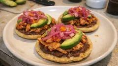 Panuchos de pavo al estilo yucateco: crujientes, con frijol y cebolla encurtida