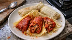 Tamales sinaloenses al vapor: masa con chile ancho y relleno jugoso de cerdo