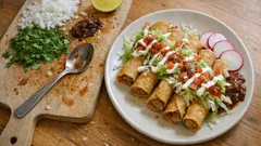 Tacos dorados de atún: crujientes por fuera y jugosos por dentro (fritos u horno)
