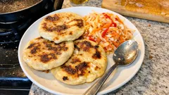 Pupusas salvadoreñas caseras: frijoles, queso y chicharrón con curtido rápido