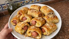 Rollitos de hojaldre con frankfurt y queso: crujientes y listos en un rato