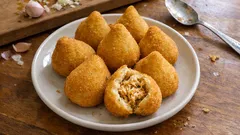 Coxinhas de pollo brasileñas: masa suave, relleno jugoso y rebozado crujiente