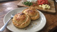 Empanadas bolivianas al horno: jugosas, con doble tapa y relleno de locoto y queso