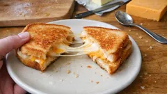 Sándwich de queso fundido en sartén: el truco del fuego bajo para que quede crujiente