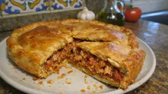 Tarta de atún y tomate: jugosa por dentro y con base crujiente (truco fácil)