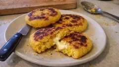 Arepas de choclo colombianas en sartén: doradas por fuera y tiernas por dentro