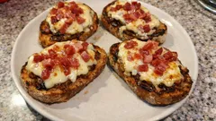 Tostas al horno de jamón serrano y queso, con cebolla caramelizada