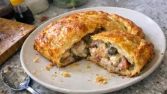 Empanada de pollo, bacon y champiñones con hojaldre: cremosa y lista en 30 minutos