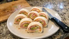 Niño envuelto de jamón y queso: rollo frío de pan de molde listo en 15 minutos