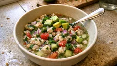 Ceviche de sierra rápido: marinado de limón, verduras crujientes y listo en minutos