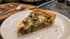 Quiche de cebolla caramelizada, queso azul y nueces: fácil, cremosa y con base crujiente