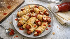 Dedos de salchicha para Halloween: hojaldre crujiente y “uñas” de almendra