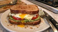 Sándwich de huevo con aguacate: desayuno rápido y saciante con pan integral