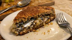 Empanada gallega de maíz con xoubas: masa rústica y relleno jugoso de cebolla